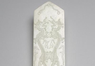 图片[3]-Jade gui tablet with twelve-ornament pattern (with wood stand), Ming dynasty (1368-1644)-China Archive